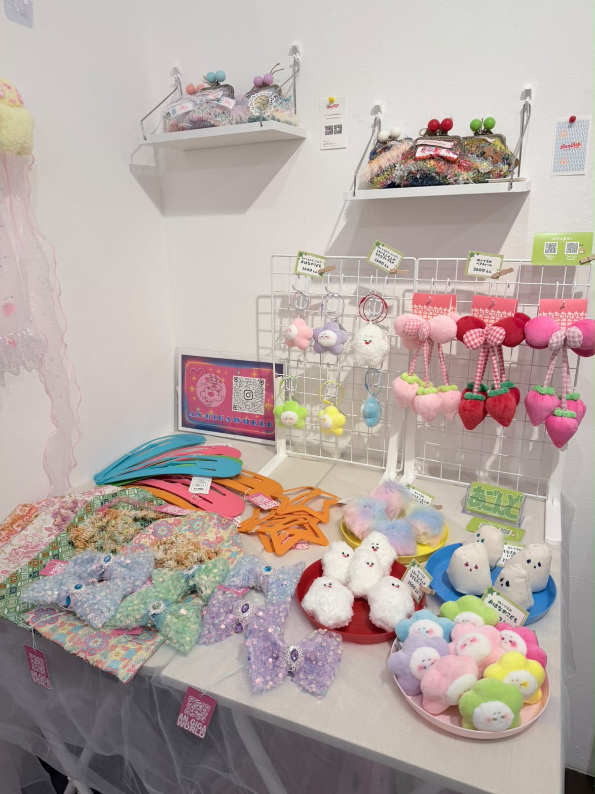 カラフルなヘアアクセサリーや小物が並ぶAN.GIGAWORLDの展示