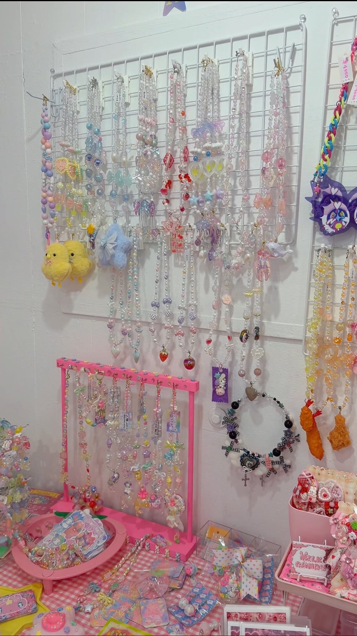 壁いっぱいにカラフルなアクセサリーが並ぶ譁憐屋さんの展示