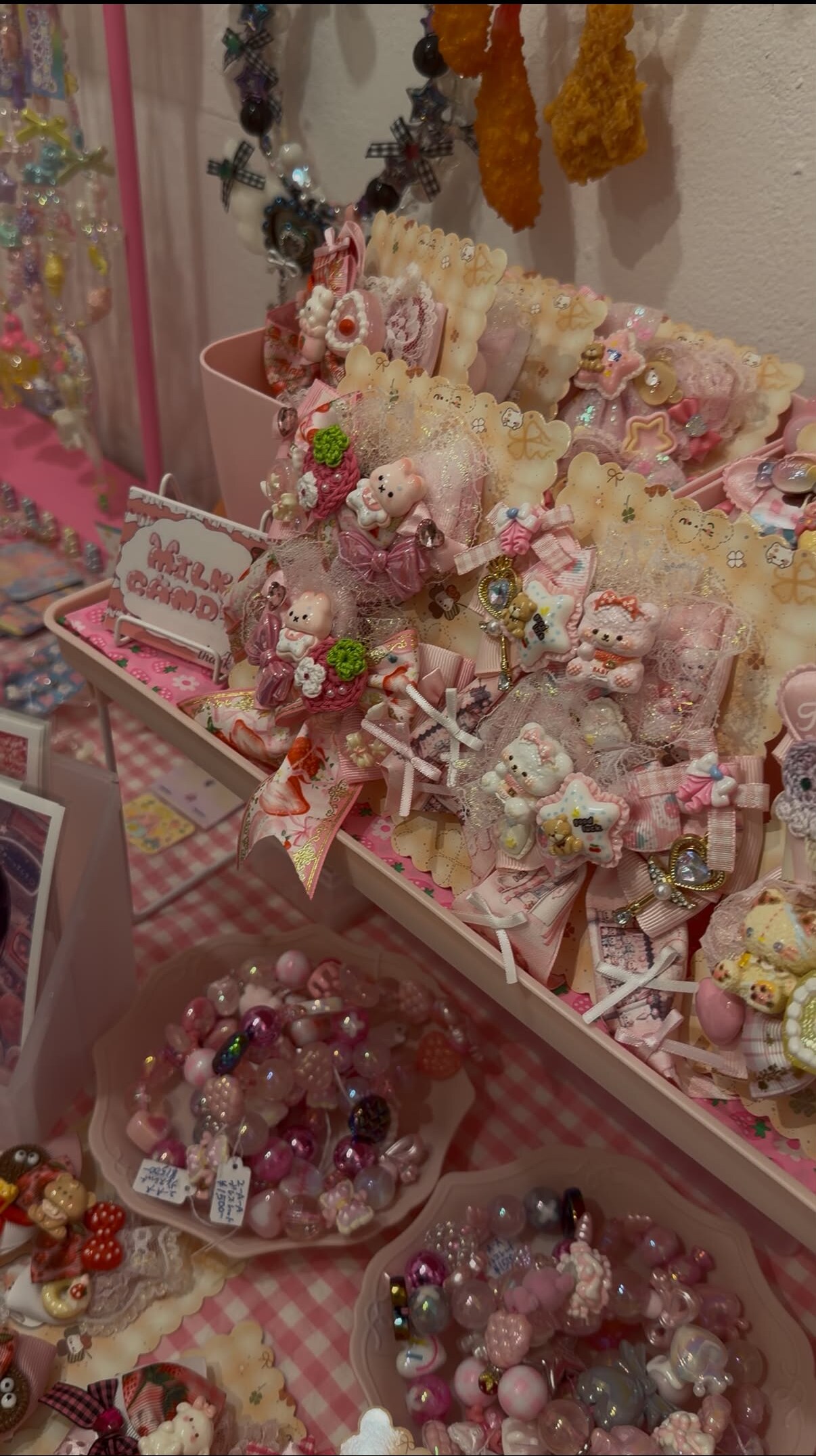 ガーリーな小物やアクセサリーが並ぶMILKCANDYの展示