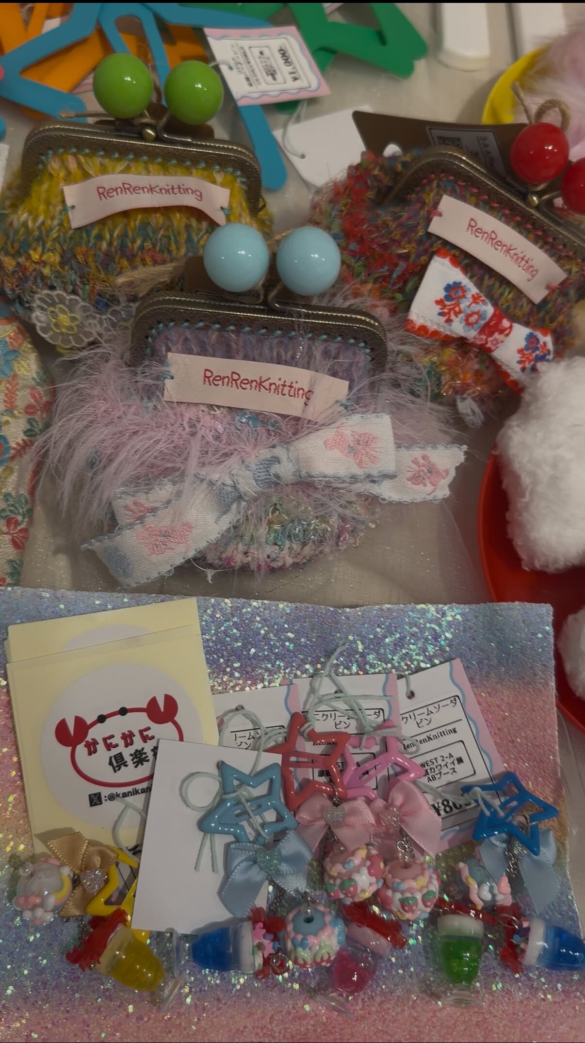 カラフルな編みもの作品が並ぶRenRenKnittingの展示
